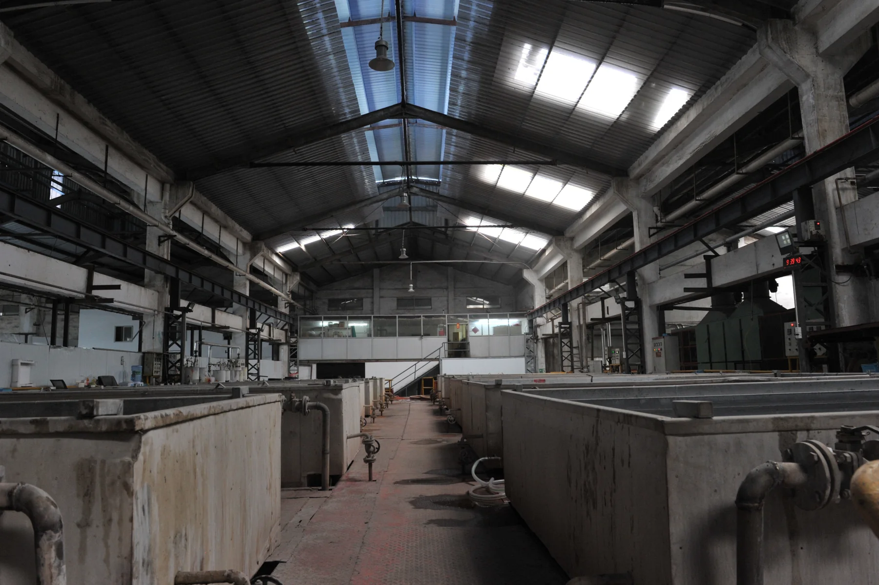 Workshop equipment and aisles